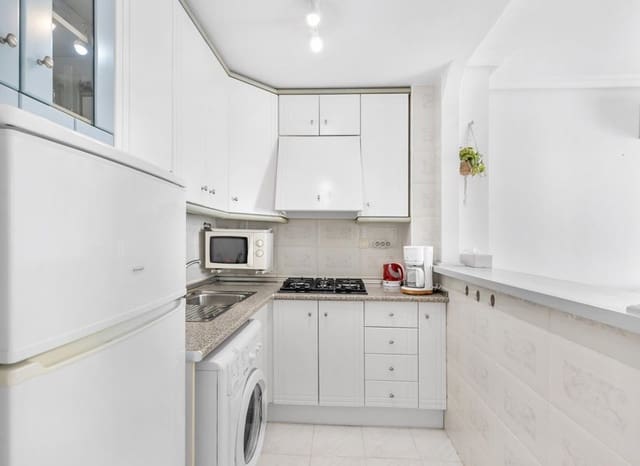 Apartamento de 2 habitaciones en Los Europeos, Torrevieja en venta con piscina - 199.500 € (Ref: 9964183)