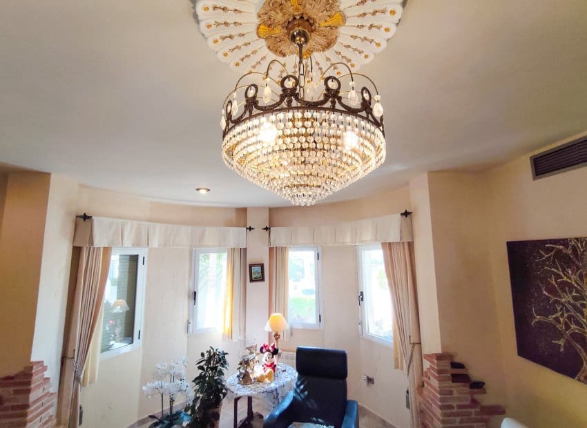 5 makuuhuone Huvila myytävänä paikassa Ciudad Quesada mukana uima-altaan - 850 000 € (Ref: 9964188)