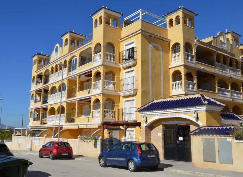 2 bedroom Apartment for sale in Algorfa with pool - € 115,000 (Ref: 9974315)