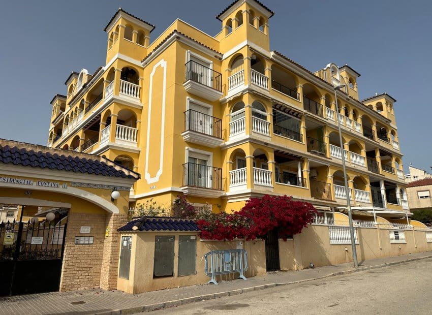 2 bedroom Apartment for sale in Algorfa with pool - € 115,000 (Ref: 9974315)