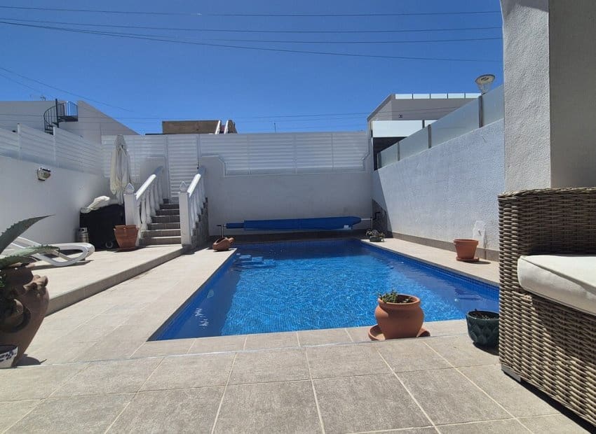 Chalet de 2 habitaciones en San Miguel de Salinas en venta con piscina - 240.000 € (Ref: 9977987)