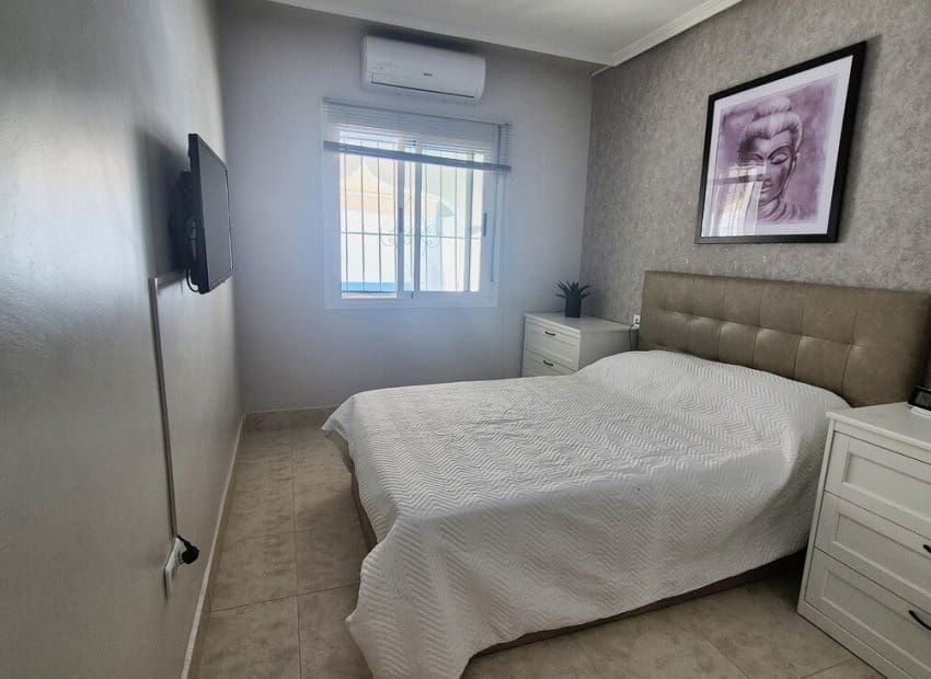 Chalet de 2 habitaciones en San Miguel de Salinas en venta con piscina - 240.000 € (Ref: 9977987)
