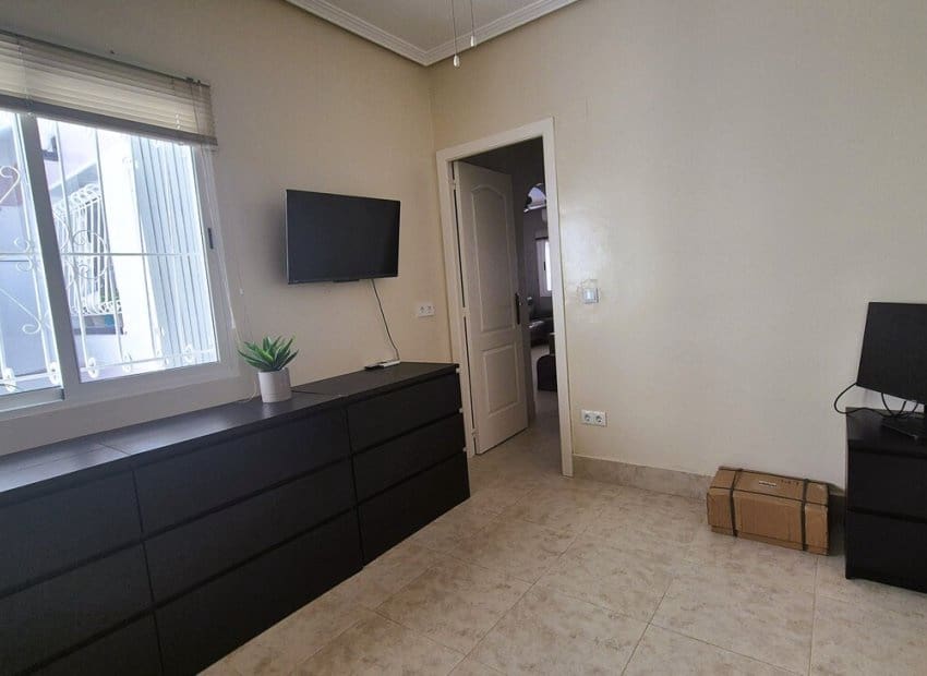 Chalet de 2 habitaciones en San Miguel de Salinas en venta con piscina - 240.000 € (Ref: 9977987)