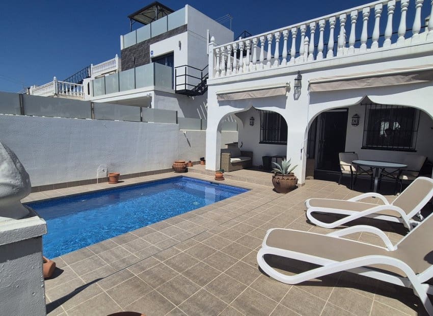 Chalet de 2 habitaciones en San Miguel de Salinas en venta con piscina - 240.000 € (Ref: 9977987)