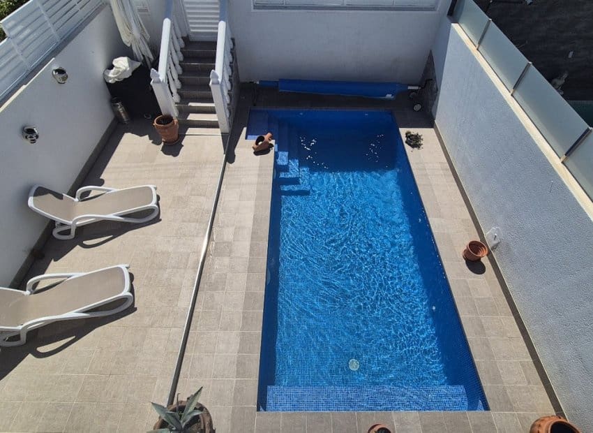 Chalet de 2 habitaciones en San Miguel de Salinas en venta con piscina - 240.000 € (Ref: 9977987)