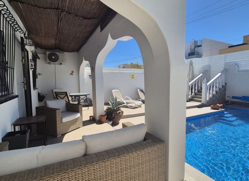 Chalet de 2 habitaciones en San Miguel de Salinas en venta con piscina - 240.000 € (Ref: 9977987)