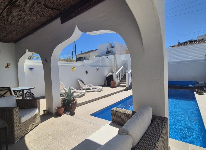 Chalet de 2 habitaciones en San Miguel de Salinas en venta con piscina - 240.000 € (Ref: 9977987)