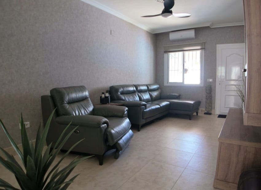 Chalet de 2 habitaciones en San Miguel de Salinas en venta con piscina - 240.000 € (Ref: 9977987)