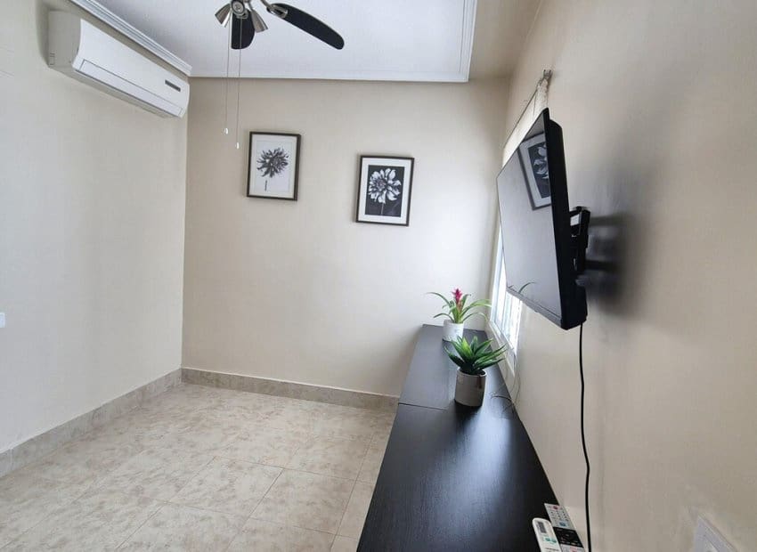 Chalet de 2 habitaciones en San Miguel de Salinas en venta con piscina - 240.000 € (Ref: 9977987)