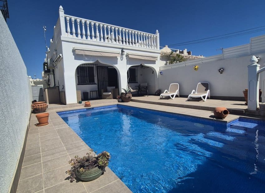 Chalet de 2 habitaciones en San Miguel de Salinas en venta con piscina - 240.000 € (Ref: 9977987)