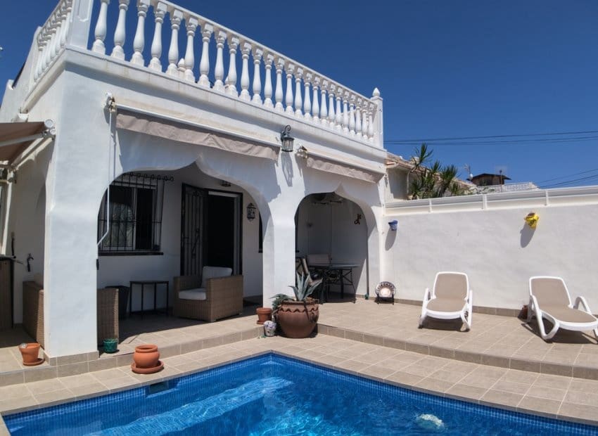Chalet de 2 habitaciones en San Miguel de Salinas en venta con piscina - 240.000 € (Ref: 9977987)