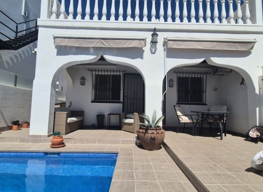 Chalet de 2 habitaciones en San Miguel de Salinas en venta con piscina - 240.000 € (Ref: 9977987)