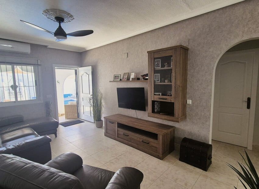 Chalet de 2 habitaciones en San Miguel de Salinas en venta con piscina - 240.000 € (Ref: 9977987)