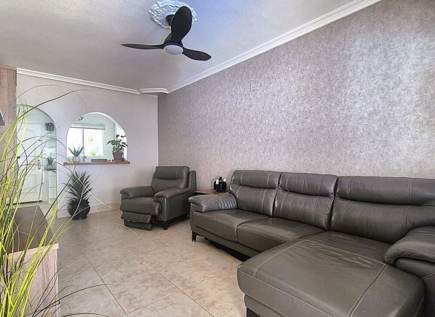 Chalet de 2 habitaciones en San Miguel de Salinas en venta con piscina - 240.000 € (Ref: 9977987)