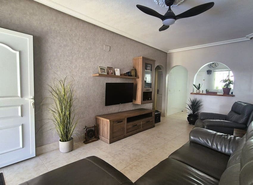 Chalet de 2 habitaciones en San Miguel de Salinas en venta con piscina - 240.000 € (Ref: 9977987)