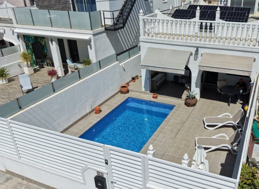 Chalet de 2 habitaciones en San Miguel de Salinas en venta con piscina - 240.000 € (Ref: 9977987)