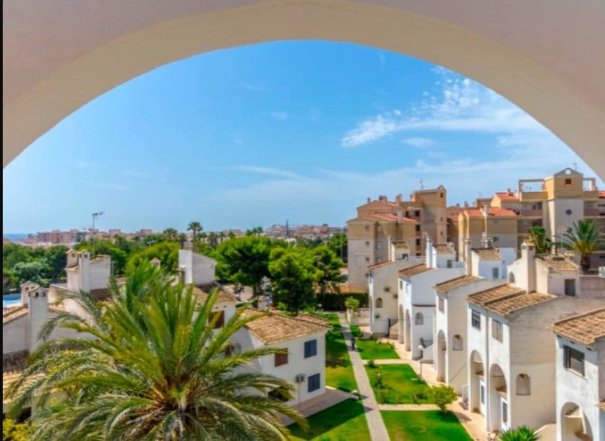 2 slaapkamer Appartement te koop in Torrevieja met zwembad - € 169.900 (Ref: 9981253)