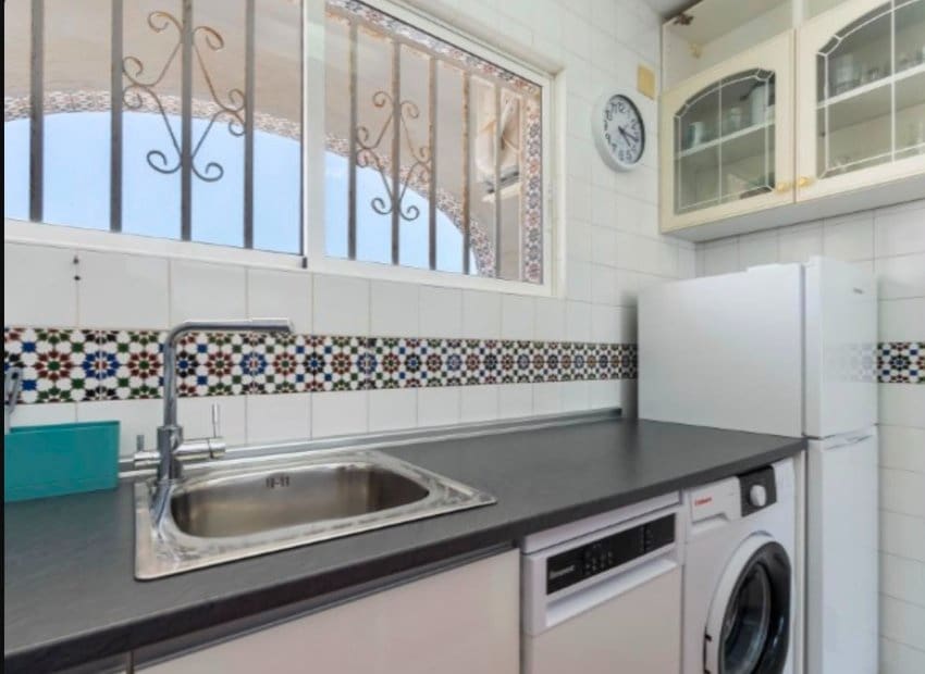 2 slaapkamer Appartement te koop in Torrevieja met zwembad - € 169.900 (Ref: 9981253)