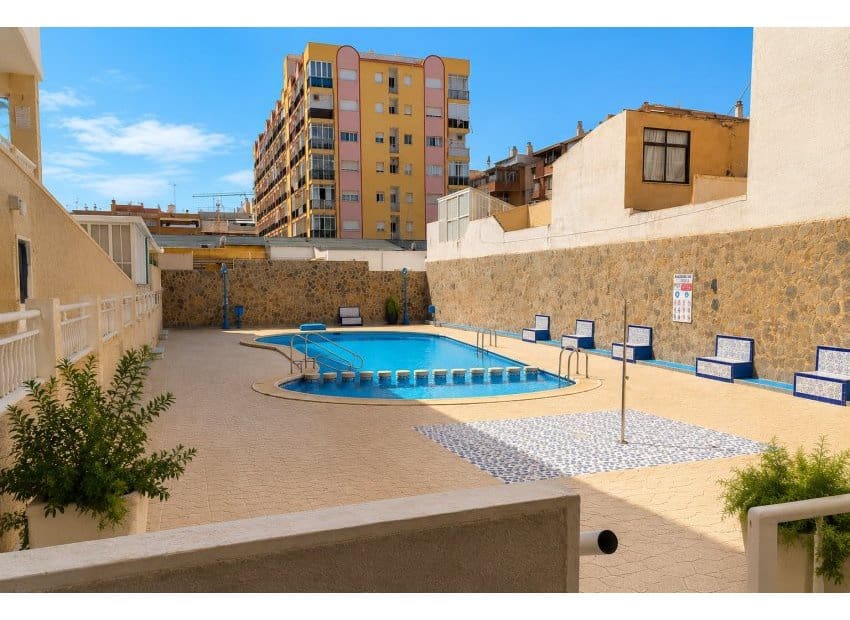 1 soveværelse Lejlighed til salg i Torrevieja med swimmingpool - € 168.000 (Ref: 9981258)