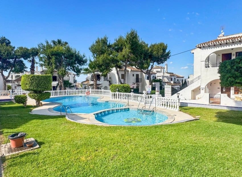 2 bedroom Apartment for sale in Torrevieja with pool - € 159,000 (Ref: 9981268)