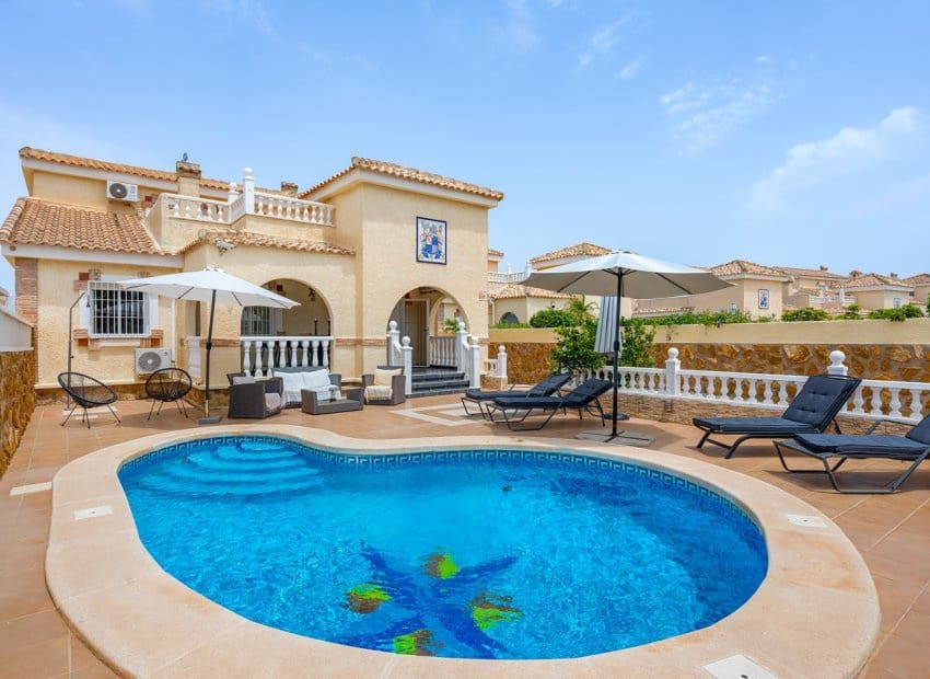 Chalet de 3 habitaciones en Gran Alacant en venta con piscina - 479.000 € (Ref: 9981270)