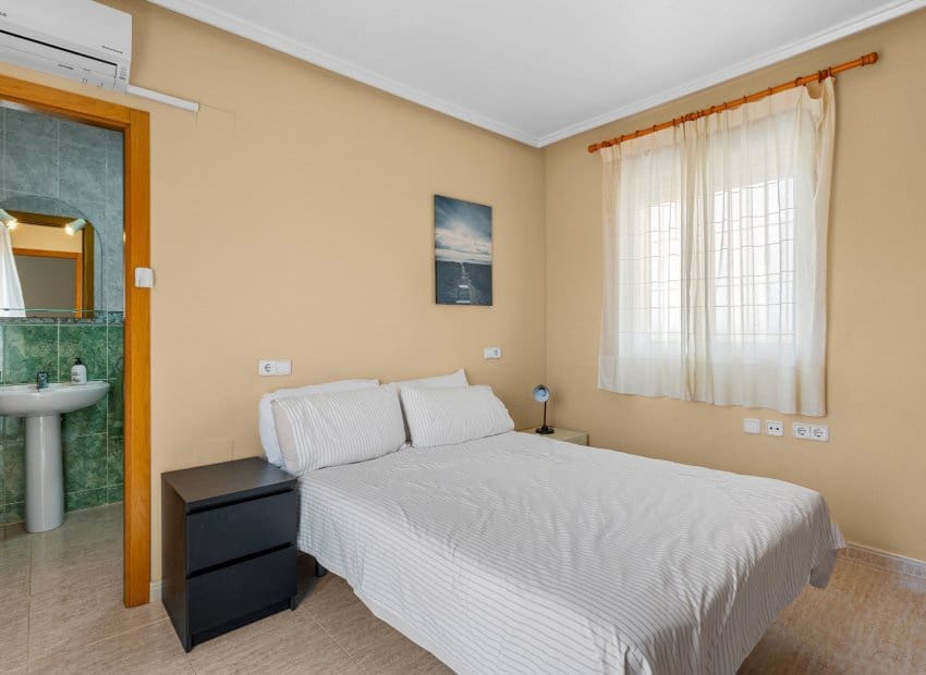 Chalet de 3 habitaciones en Gran Alacant en venta con piscina - 479.000 € (Ref: 9981270)