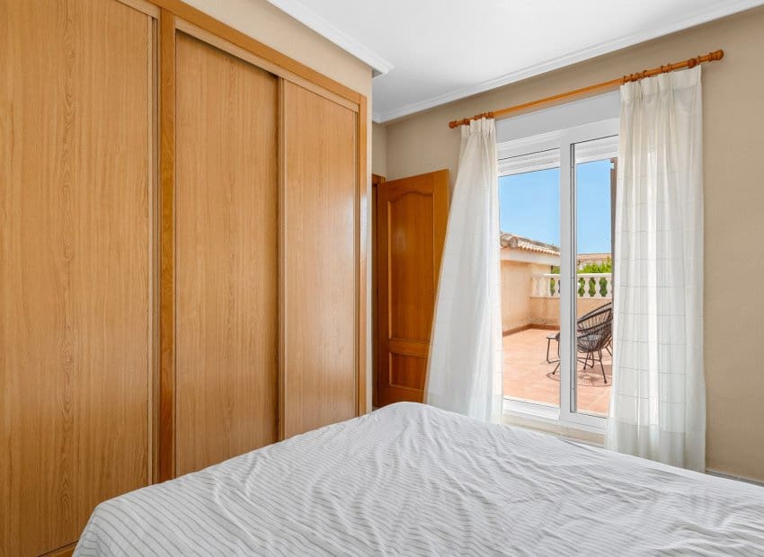 Chalet de 3 habitaciones en Gran Alacant en venta con piscina - 479.000 € (Ref: 9981270)