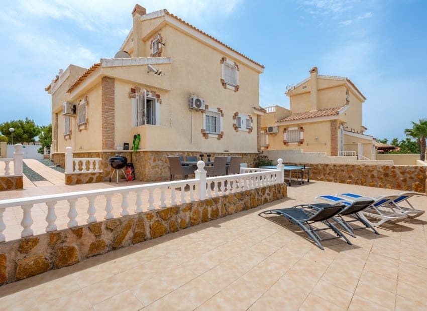 Chalet de 3 habitaciones en Gran Alacant en venta con piscina - 479.000 € (Ref: 9981270)