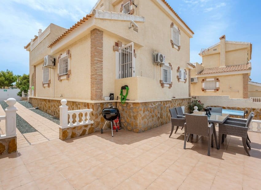 Chalet de 3 habitaciones en Gran Alacant en venta con piscina - 479.000 € (Ref: 9981270)
