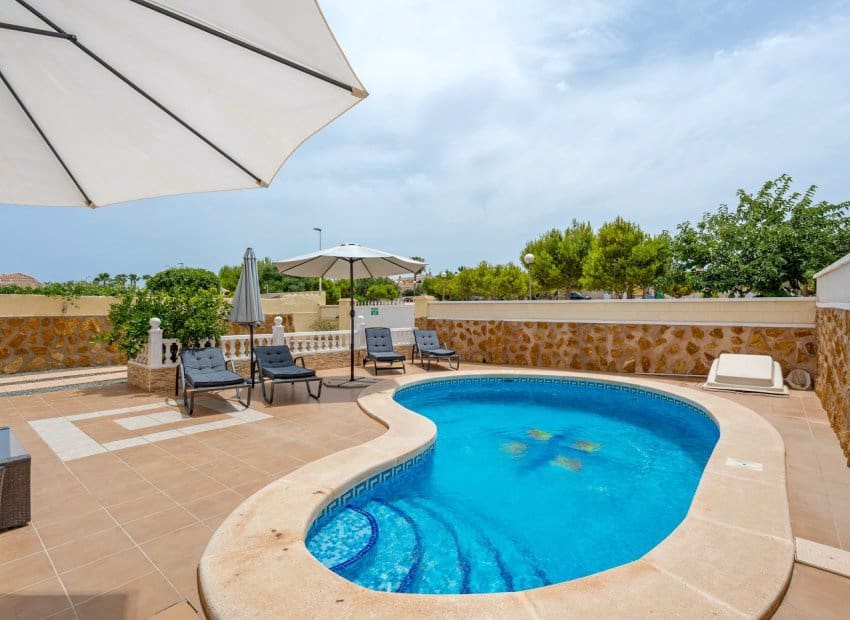 Chalet de 3 habitaciones en Gran Alacant en venta con piscina - 479.000 € (Ref: 9981270)