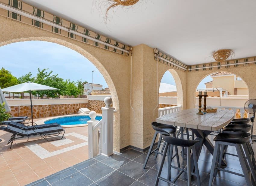 Chalet de 3 habitaciones en Gran Alacant en venta con piscina - 479.000 € (Ref: 9981270)