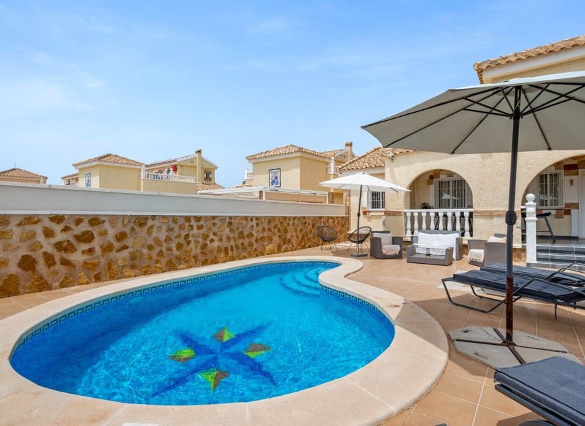 Chalet de 3 habitaciones en Gran Alacant en venta con piscina - 479.000 € (Ref: 9981270)