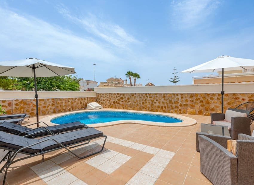 Chalet de 3 habitaciones en Gran Alacant en venta con piscina - 479.000 € (Ref: 9981270)