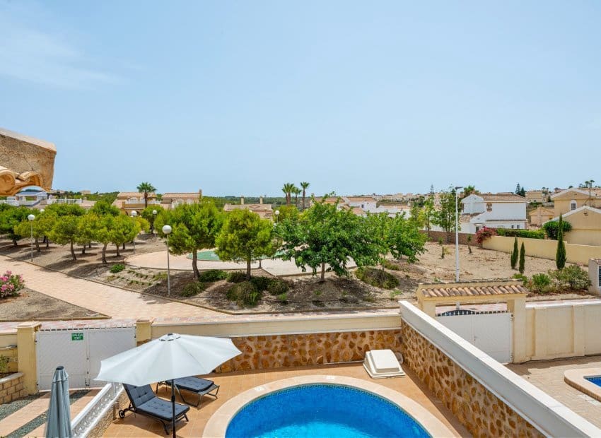 Chalet de 3 habitaciones en Gran Alacant en venta con piscina - 479.000 € (Ref: 9981270)