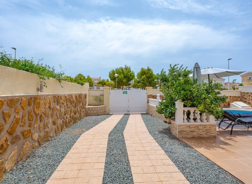 Chalet de 3 habitaciones en Gran Alacant en venta con piscina - 479.000 € (Ref: 9981270)