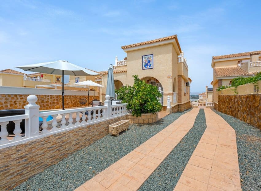 Chalet de 3 habitaciones en Gran Alacant en venta con piscina - 479.000 € (Ref: 9981270)