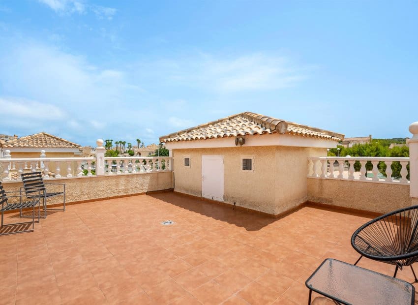 Chalet de 3 habitaciones en Gran Alacant en venta con piscina - 479.000 € (Ref: 9981270)