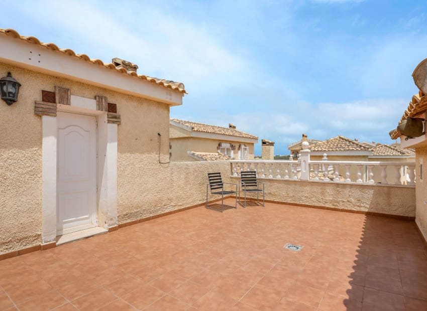 Chalet de 3 habitaciones en Gran Alacant en venta con piscina - 479.000 € (Ref: 9981270)