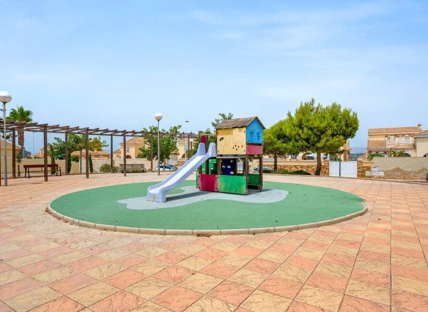 Chalet de 3 habitaciones en Gran Alacant en venta con piscina - 479.000 € (Ref: 9981270)