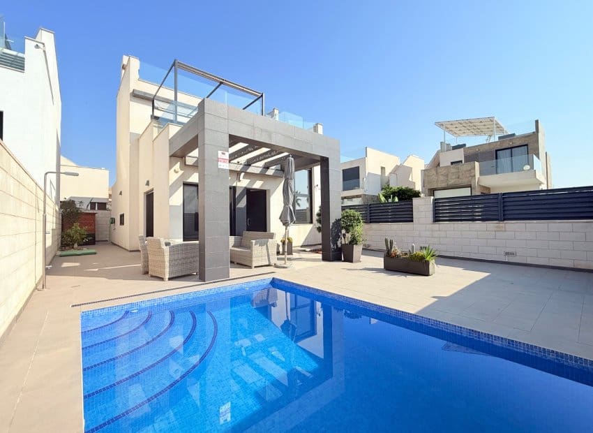 3 chambre Villa/Maison à vendre à Pueblo Bravo avec piscine - 399 000 € (Ref: 9983793)