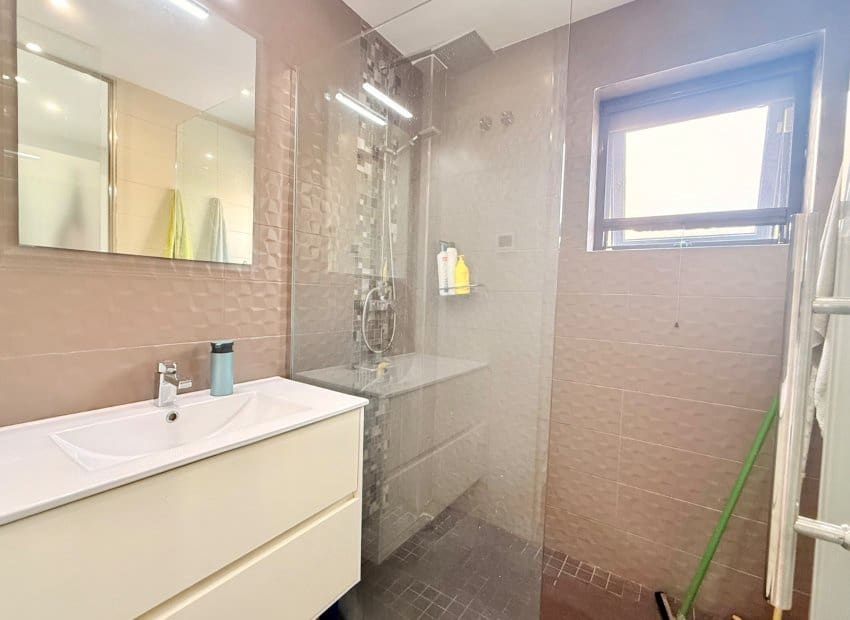 3 chambre Villa/Maison à vendre à Pueblo Bravo avec piscine - 399 000 € (Ref: 9983793)