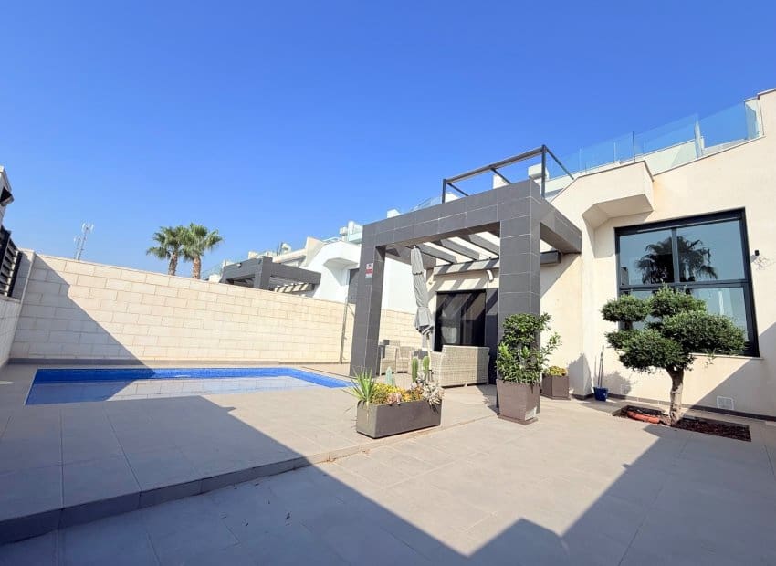 3 chambre Villa/Maison à vendre à Pueblo Bravo avec piscine - 399 000 € (Ref: 9983793)