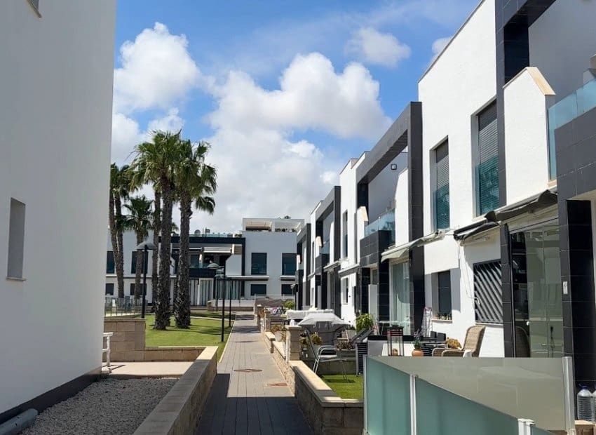 2 makuuhuone Huoneisto myytävänä paikassa Orihuela Costa mukana uima-altaan - 339 000 € (Ref: 9987246)