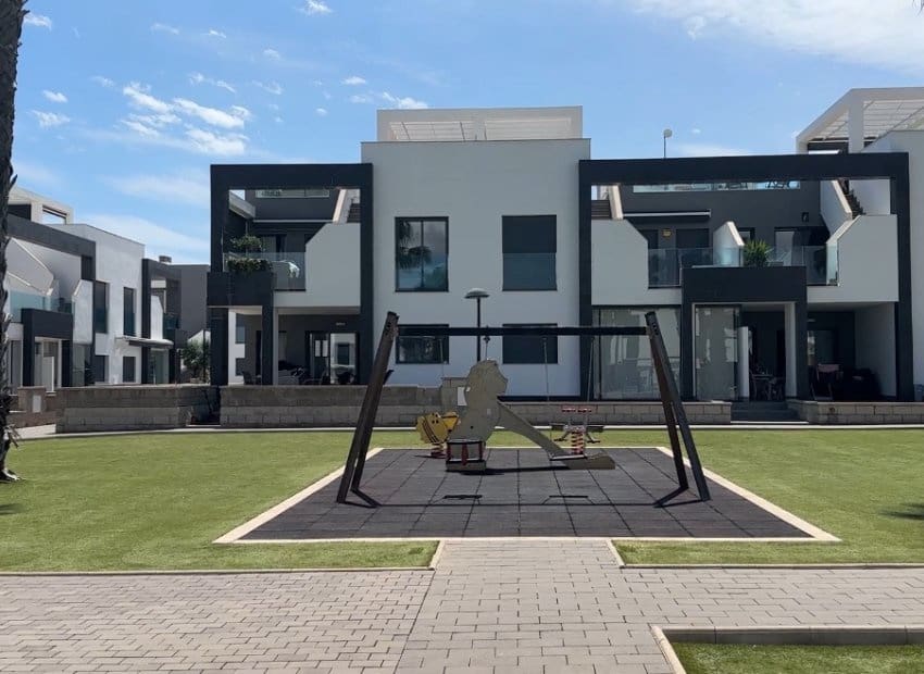 2 makuuhuone Huoneisto myytävänä paikassa Orihuela Costa mukana uima-altaan - 339 000 € (Ref: 9987246)