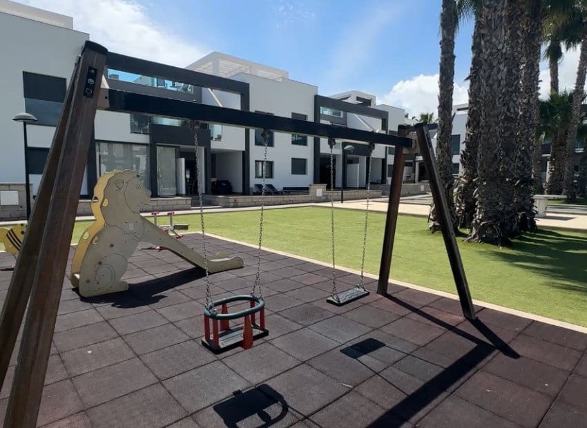 2 makuuhuone Huoneisto myytävänä paikassa Orihuela Costa mukana uima-altaan - 339 000 € (Ref: 9987246)