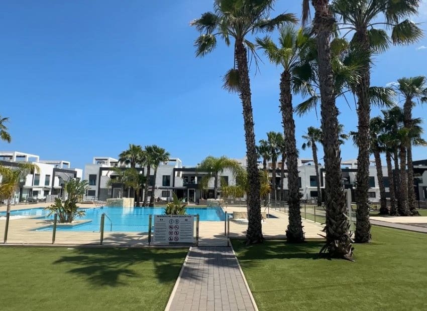2 makuuhuone Huoneisto myytävänä paikassa Orihuela Costa mukana uima-altaan - 339 000 € (Ref: 9987246)