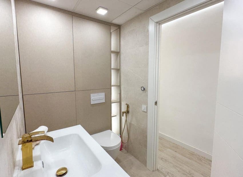 Apartamento de 2 habitaciones en Torrevieja en venta - 249.900 € (Ref: 9987247)