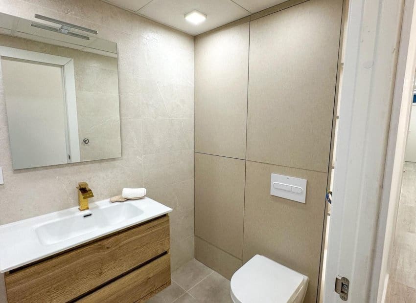 Apartamento de 2 habitaciones en Torrevieja en venta - 249.900 € (Ref: 9987247)