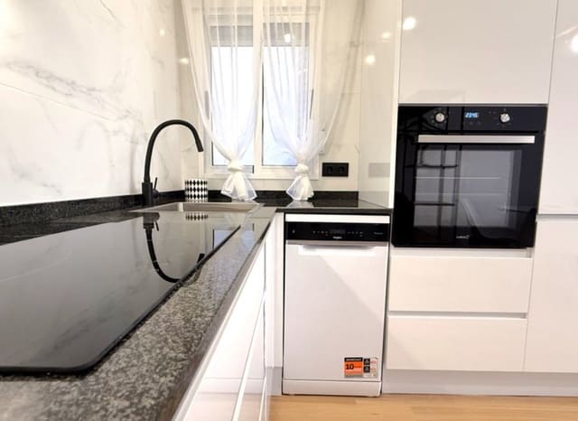 2 soveværelse Lejlighed til salg i Puerto Deportivo, Torrevieja - € 164.900 (Ref: 9987252)