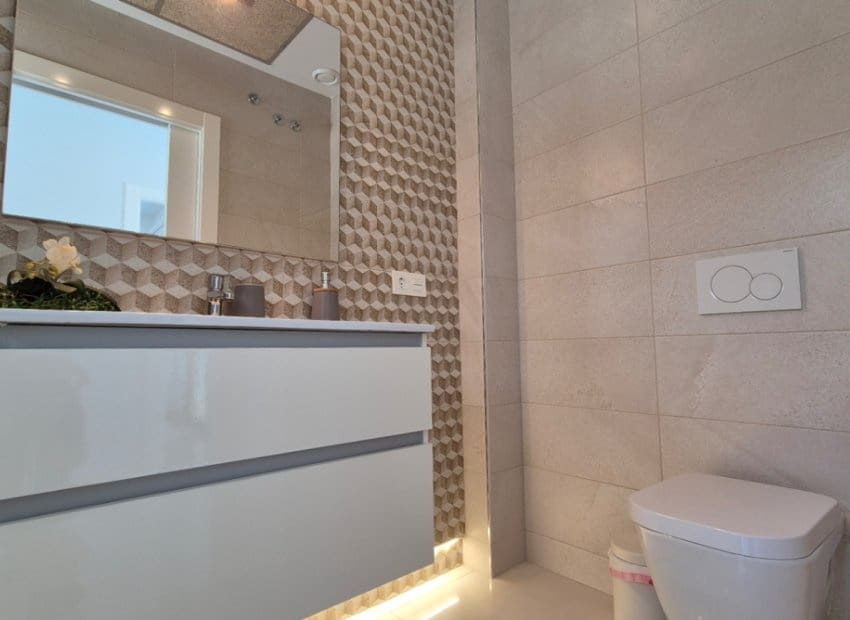 4 makuuhuone Huvila myytävänä paikassa Torrevieja mukana uima-altaan - 785 000 € (Ref: 9987256)
